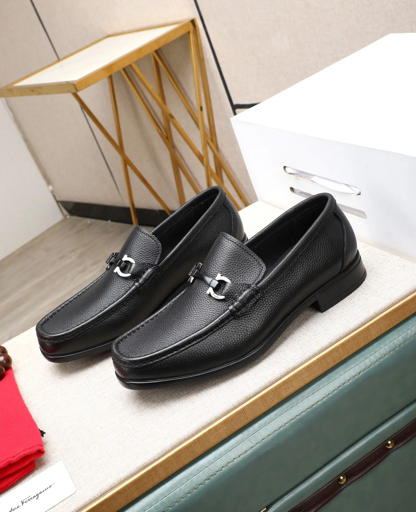 Men's clothing and shoes 💰700📛📛High-end goods! Salvatore Ferragamo is the world's top luxury footwear brand. It comes from Italy, the kingdom of fashion. It is famous all over the world for its traditional handmade design and novel styles... 🚶🏻🚶🏻 Top-quality suit shoes are sold simultaneously at the counter. This style is purely handmade. The fabric is imported Italian calfskin➕soft water-dyed cowhide lining. Specially available with original deep rubber outsole🌀🌀Size: 38➖44